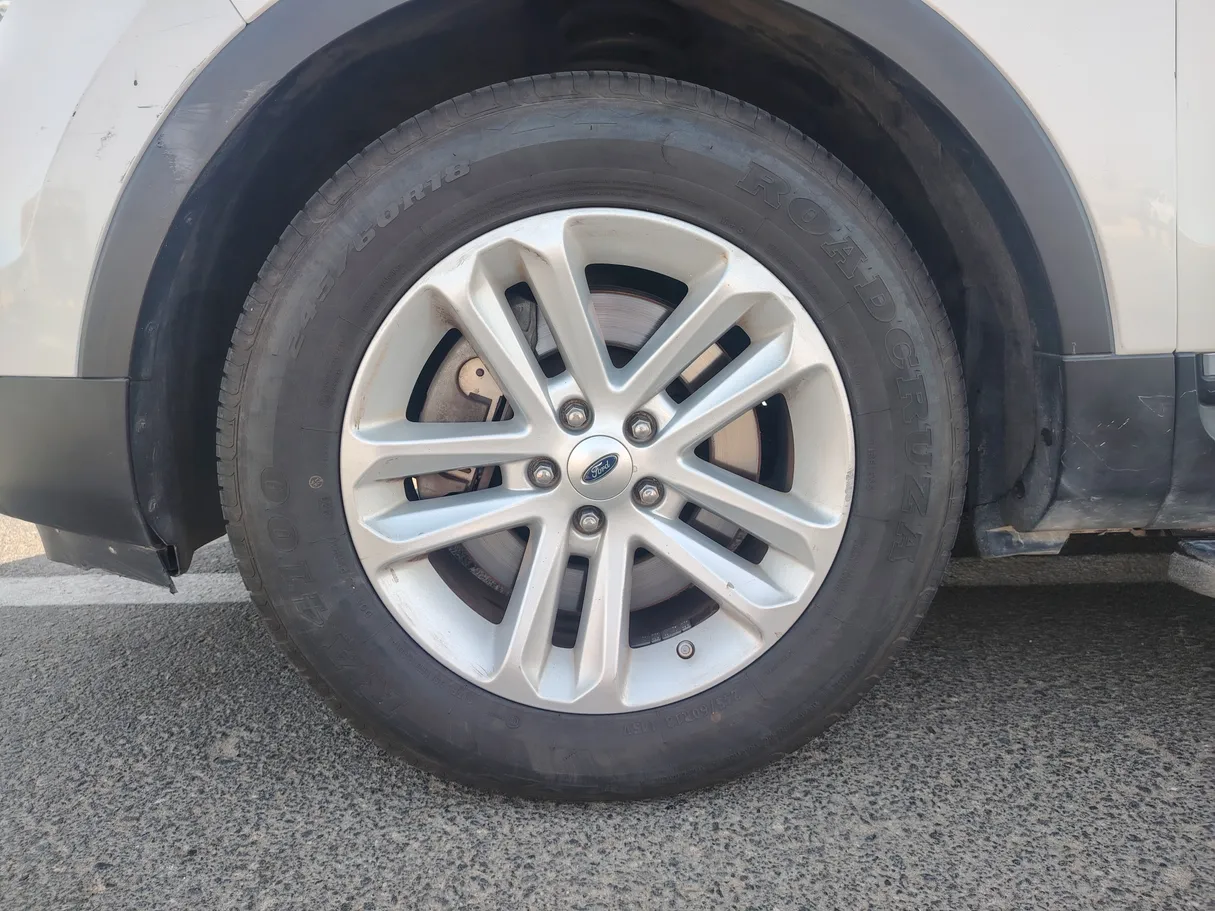 Car image 10