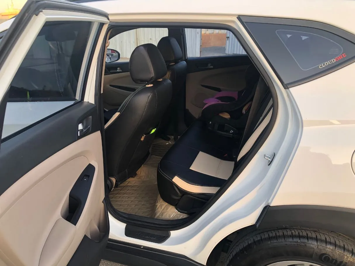 Car image 14