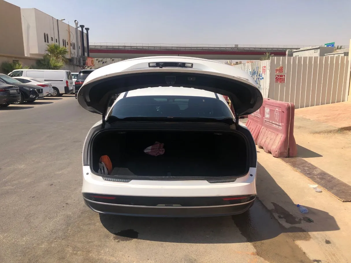 Car image 18