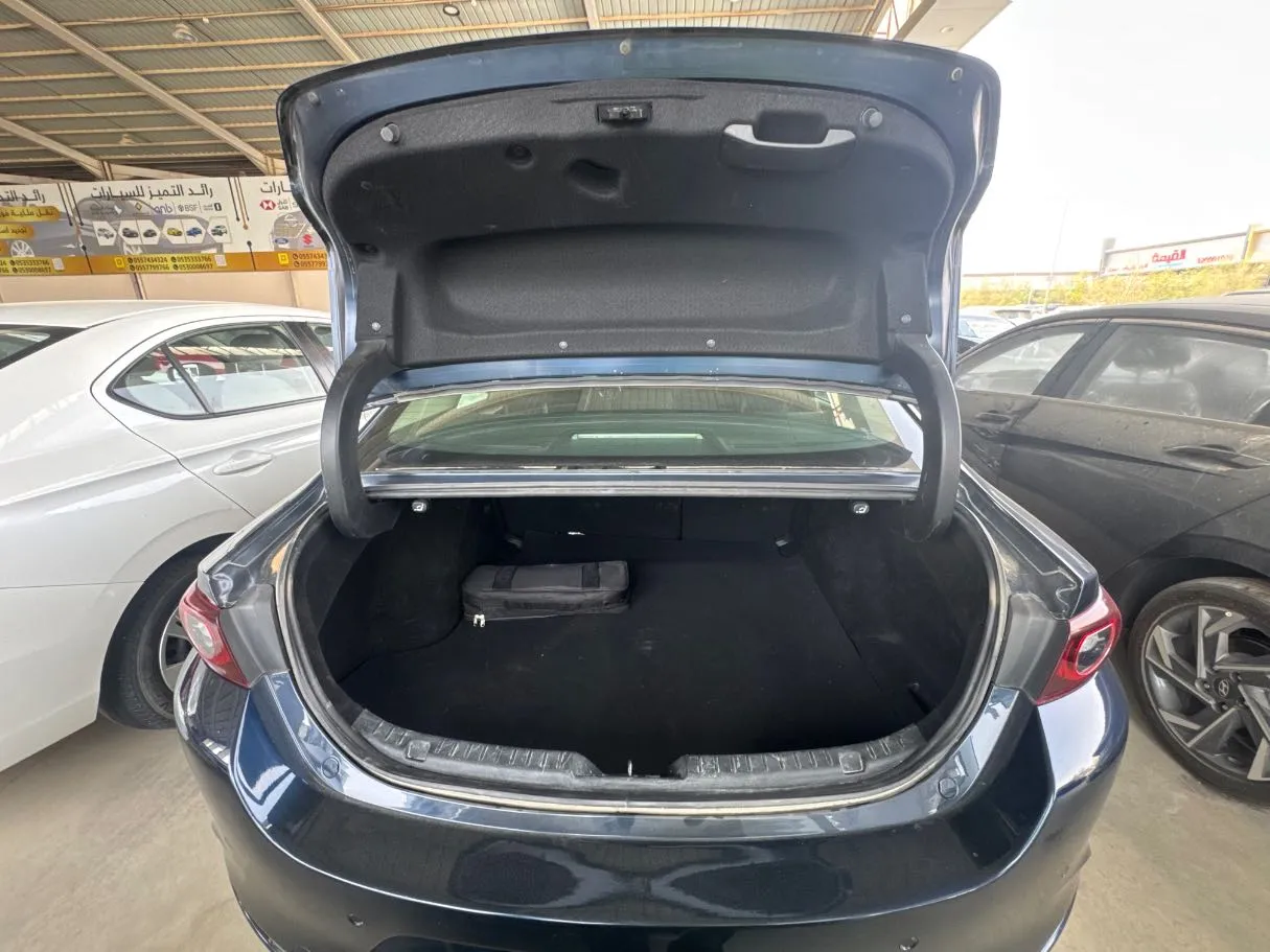 Car image 16