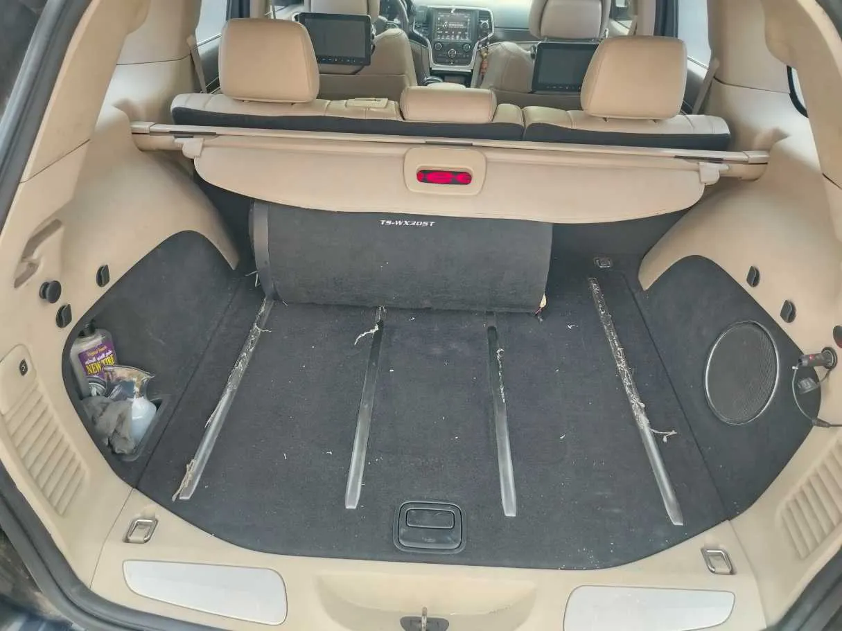 Car image 26