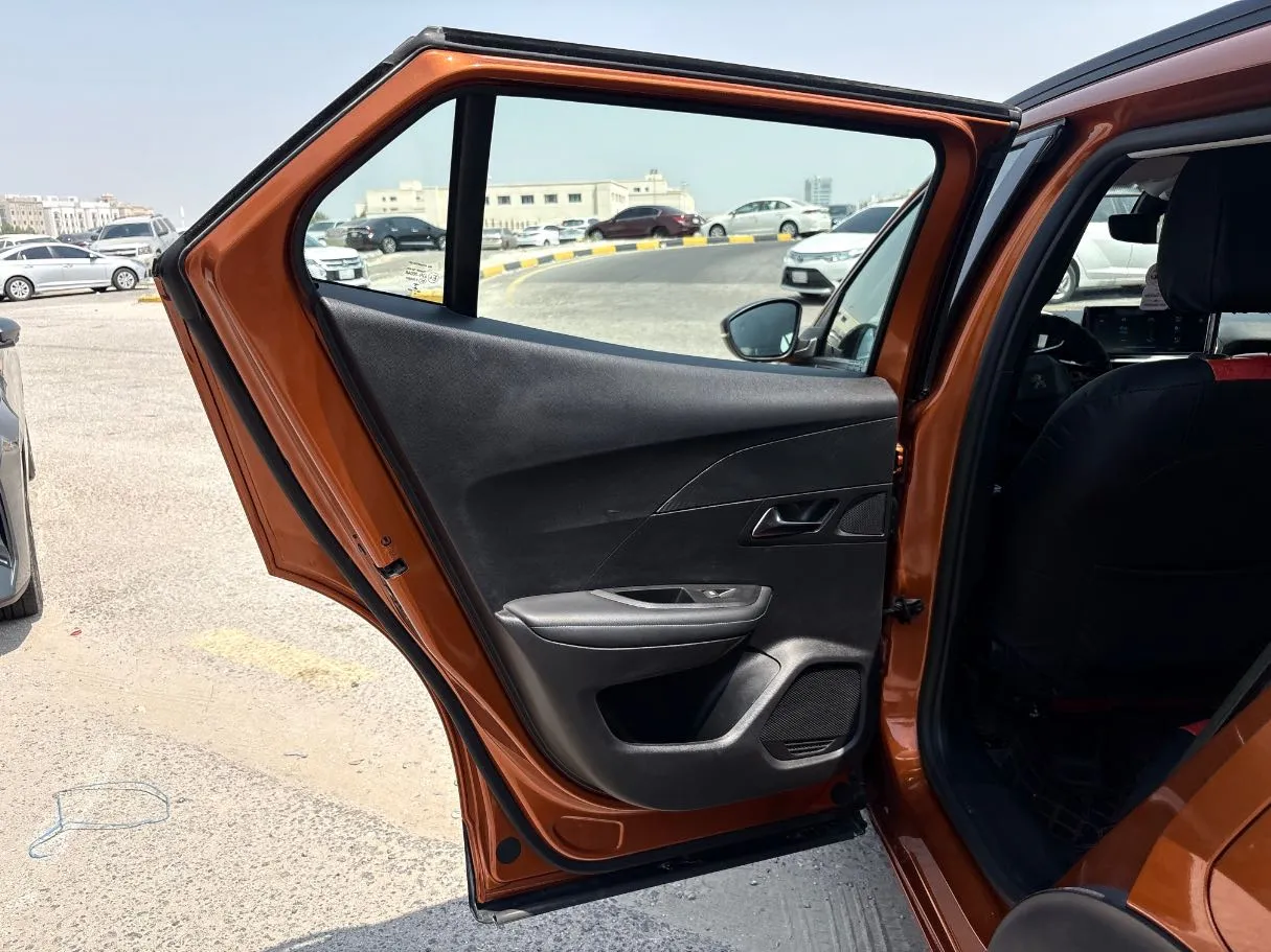 Car image 14