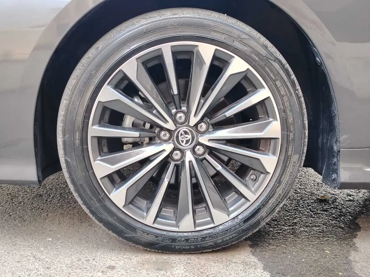 Car image 10