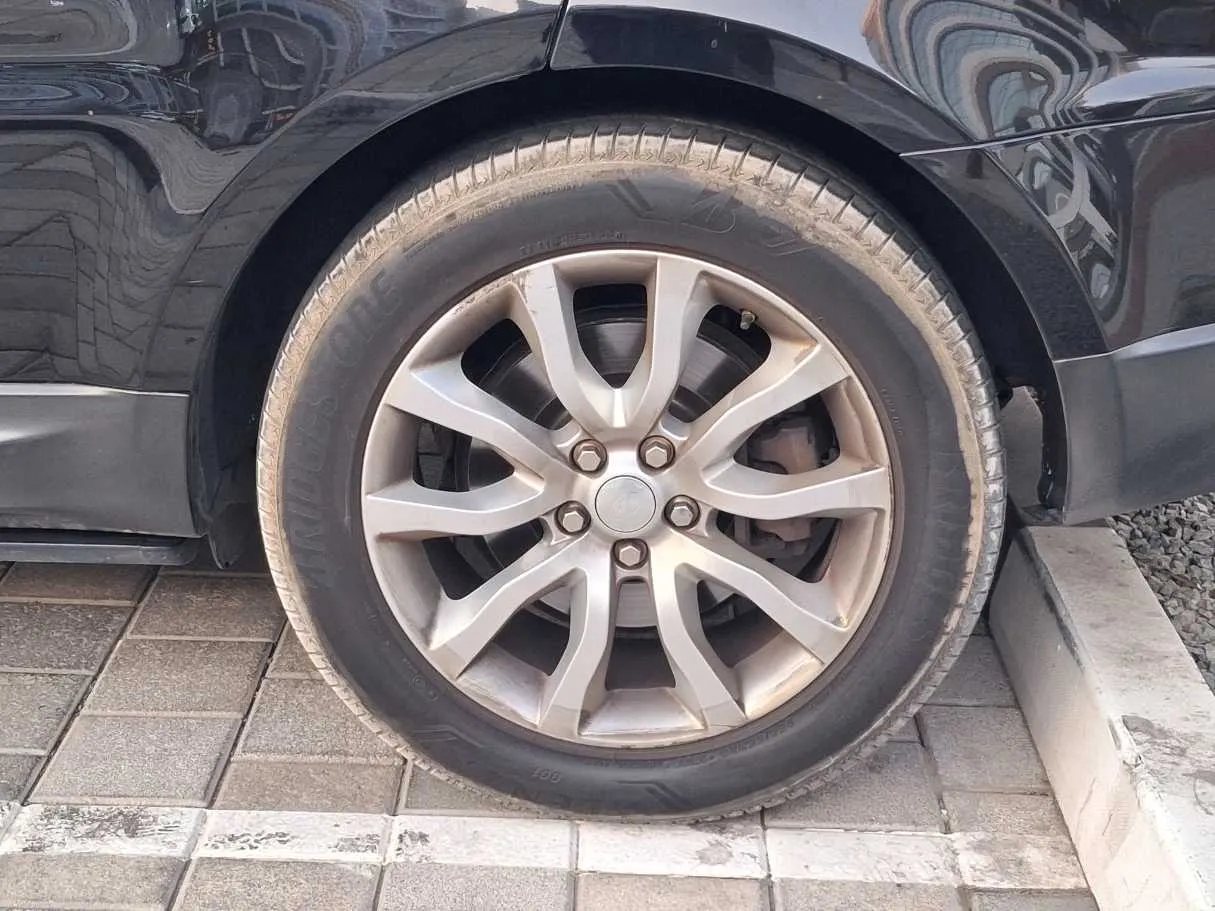 Car image 9