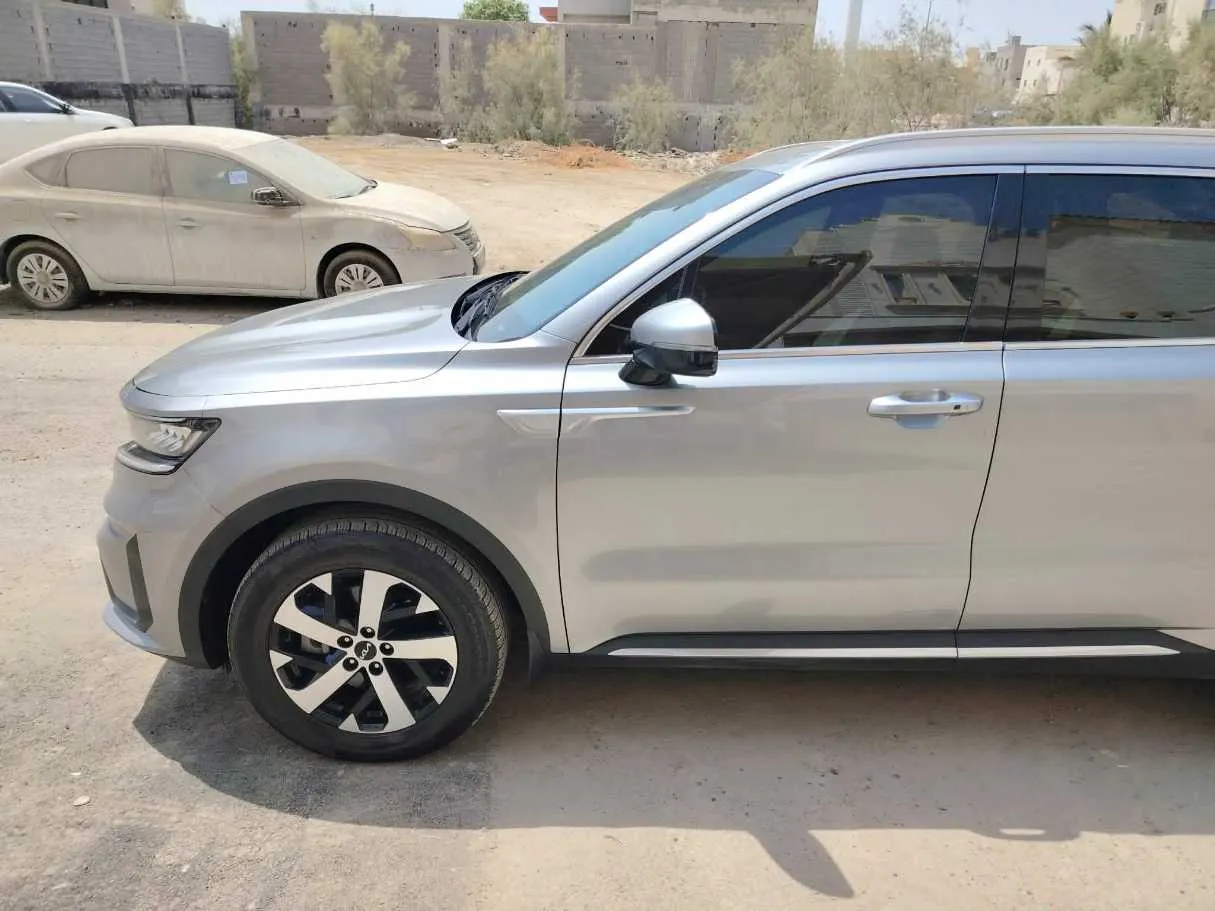 Car image 9