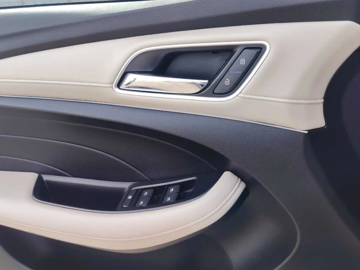 Car image 25