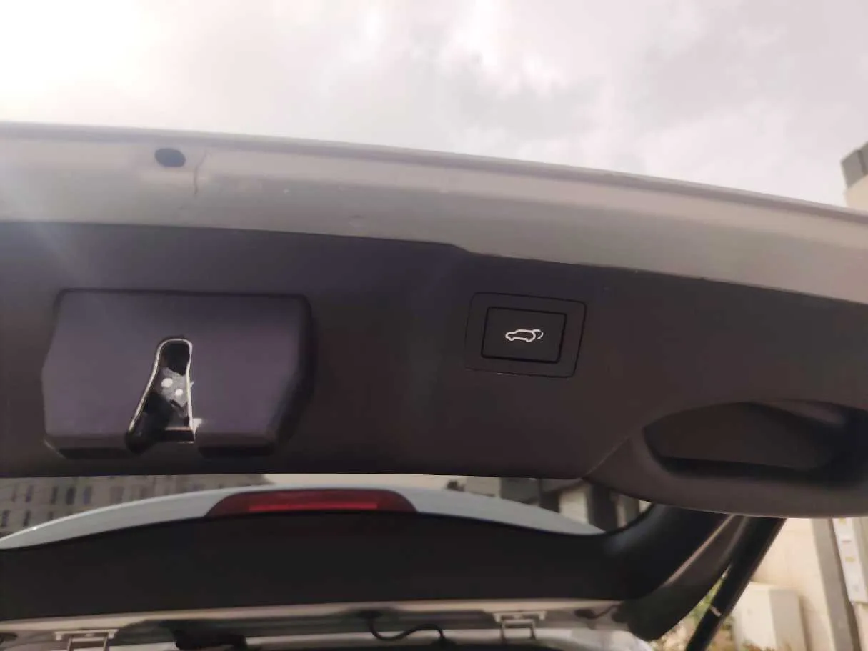 Car image 28