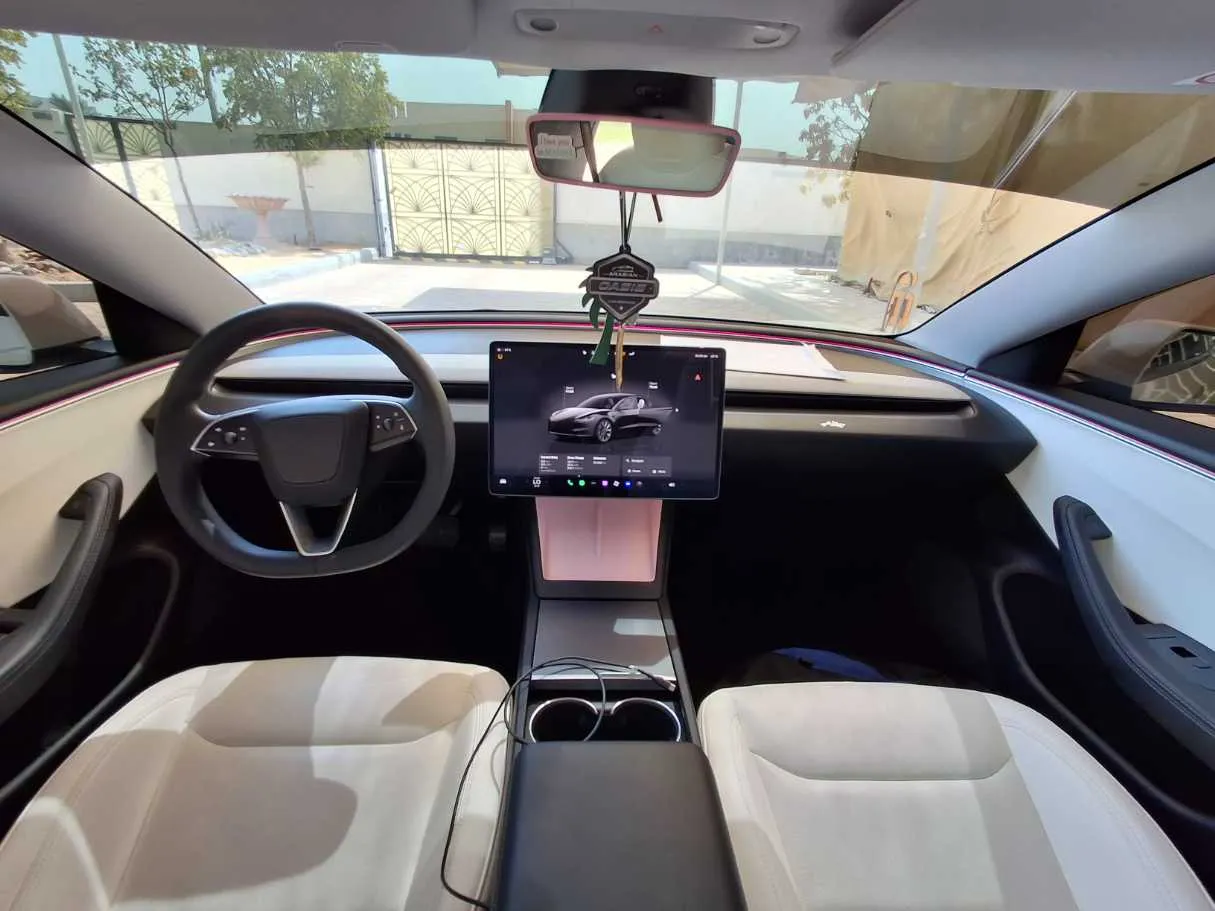 Car image 14