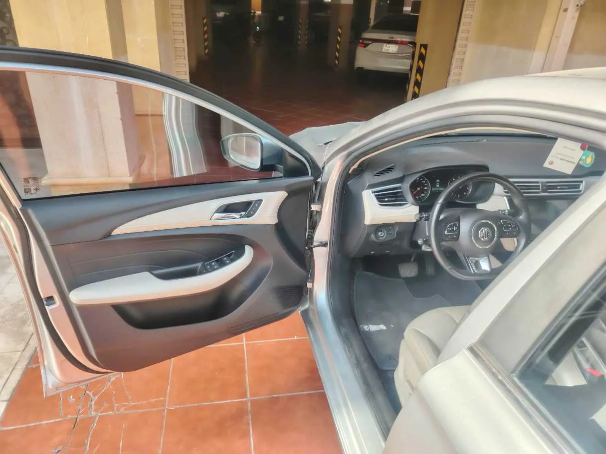 Car image 12