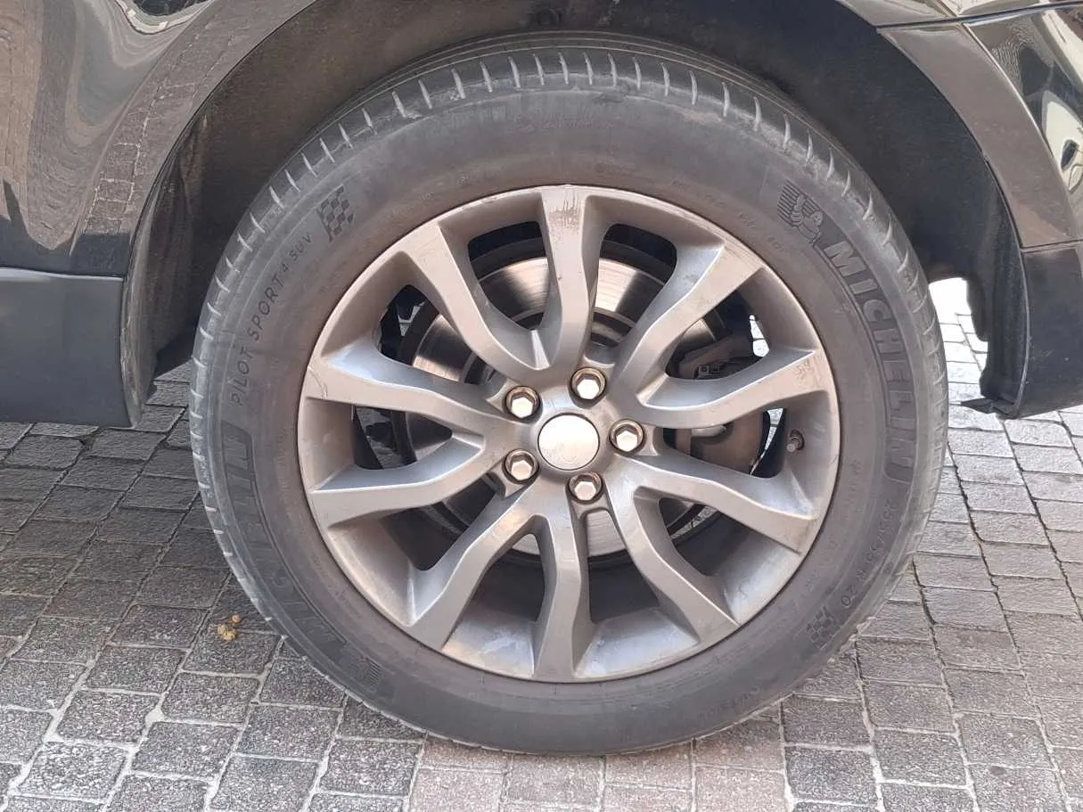 Car image 9