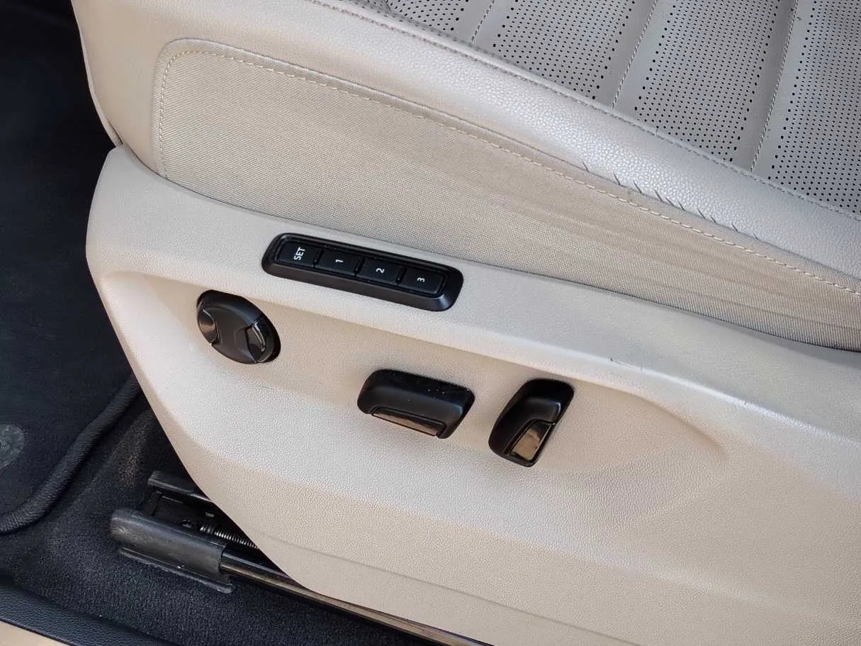 Car image 35