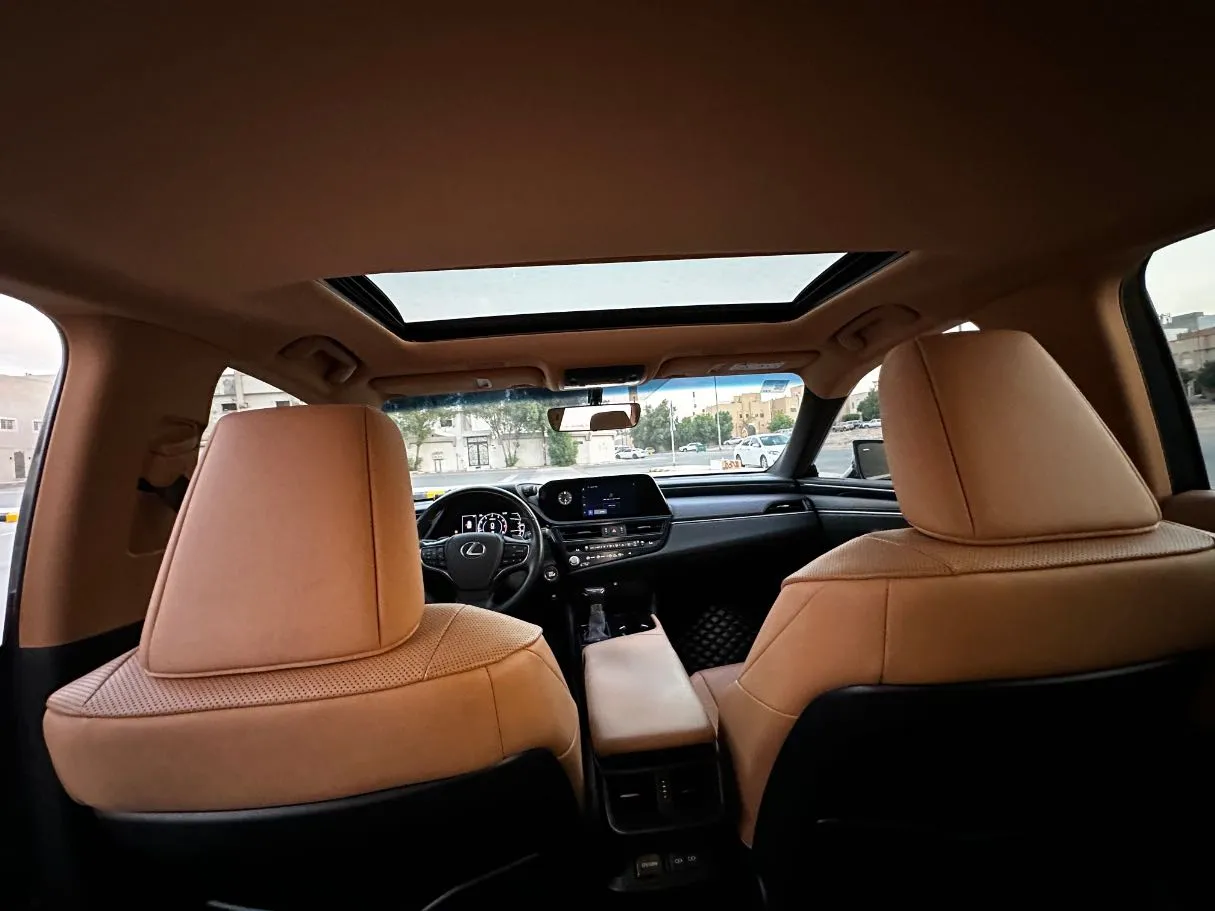 Car image 15