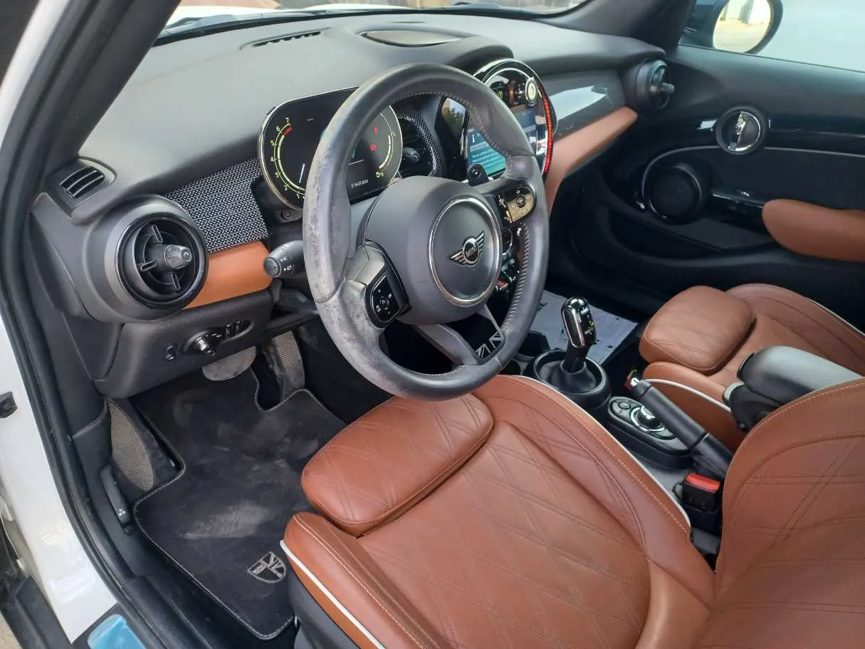 Car image 11
