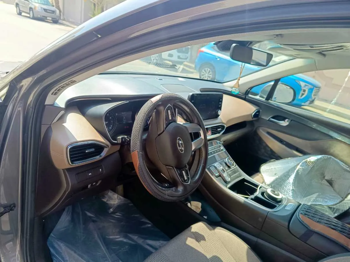 Car image 12