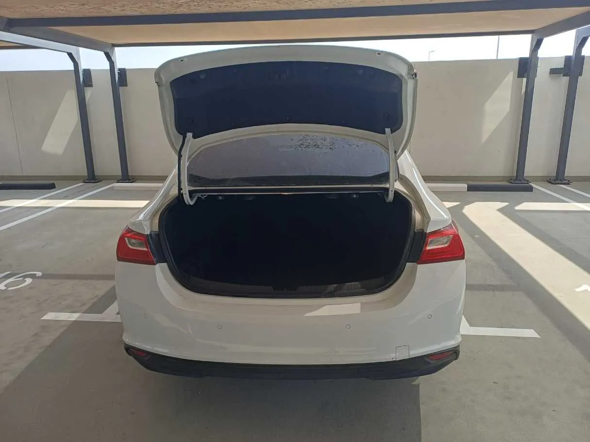 Car image 19