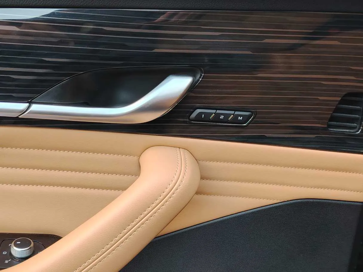 Car image 30