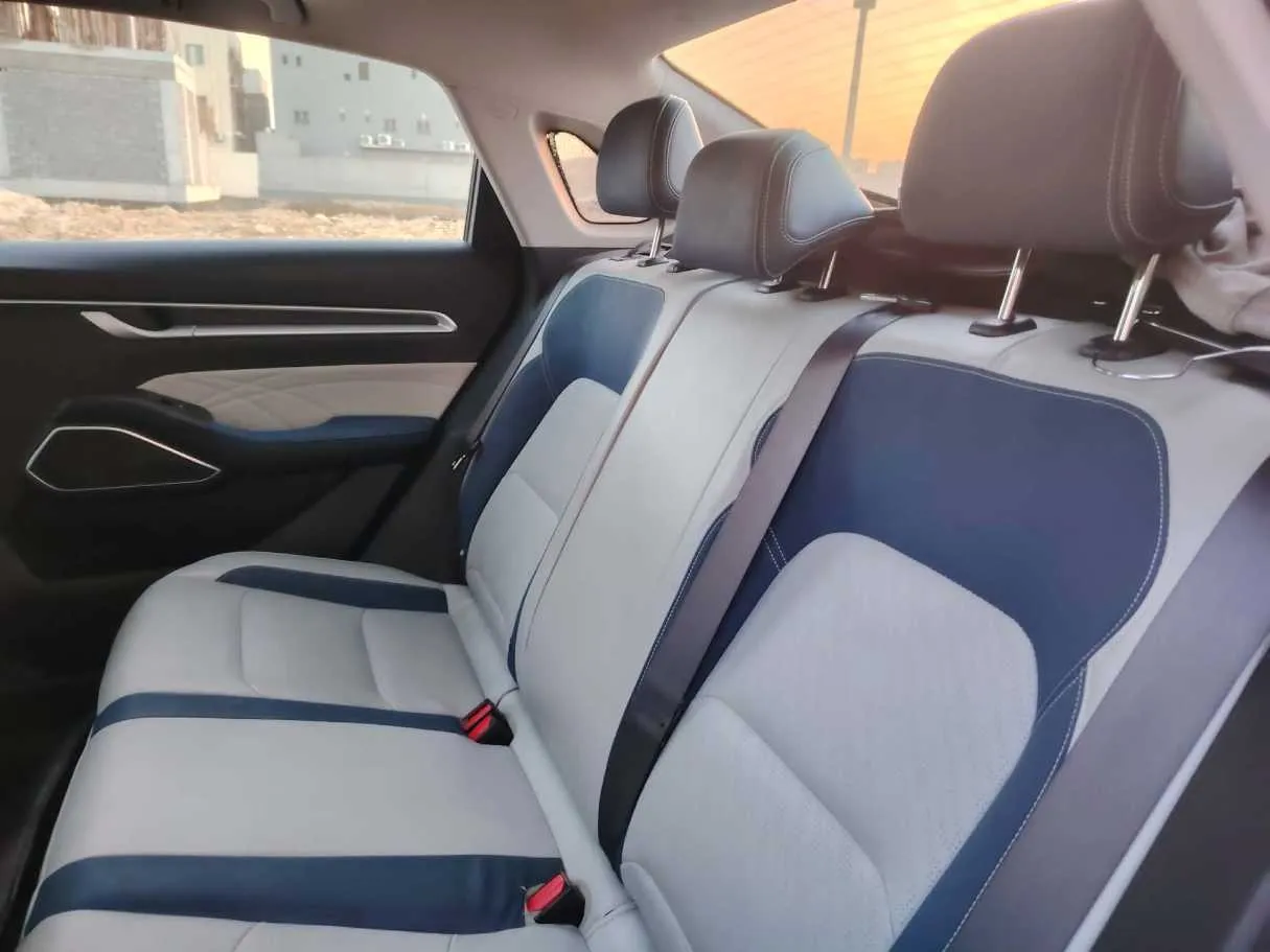 Car image 18