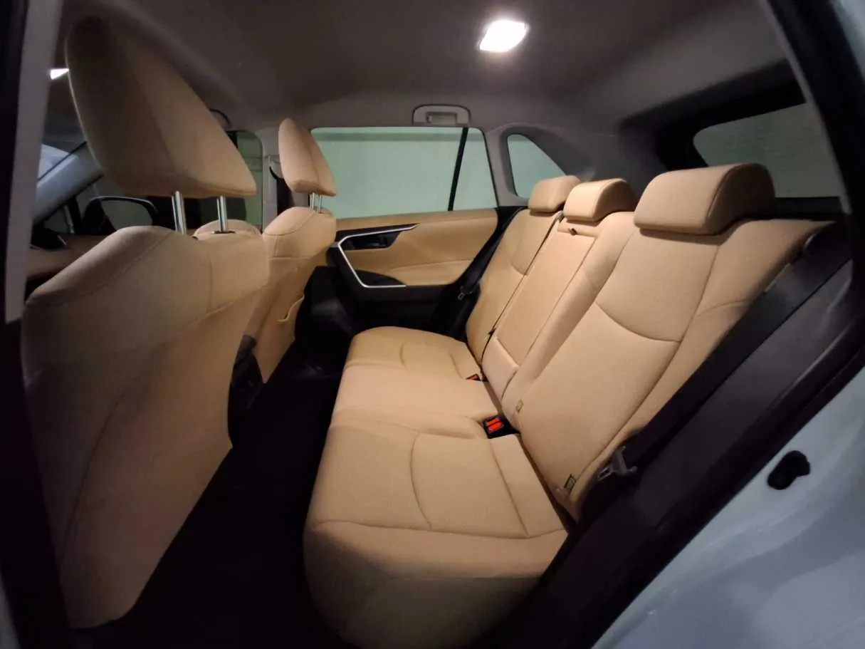 Car image 13