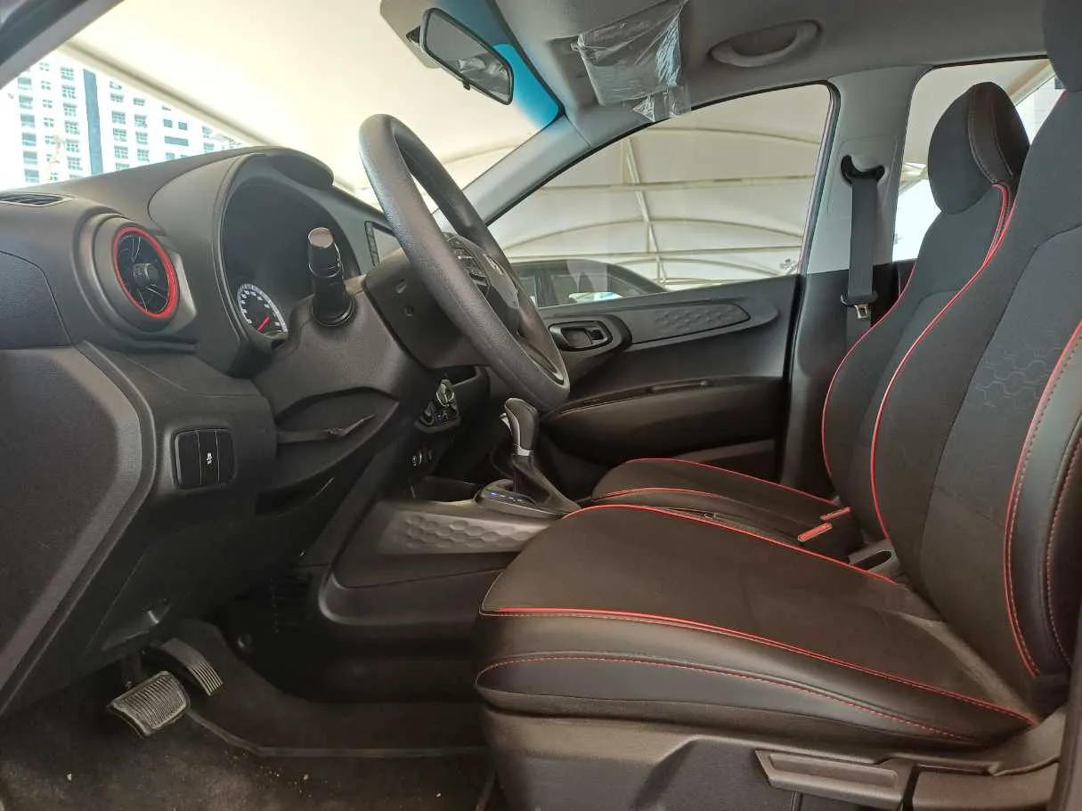 Car image 12