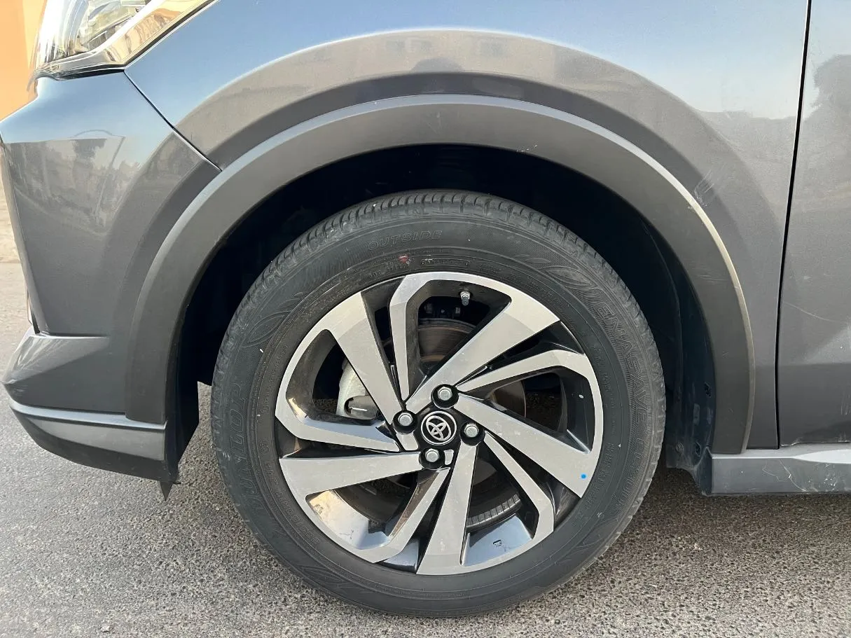 Car image 9
