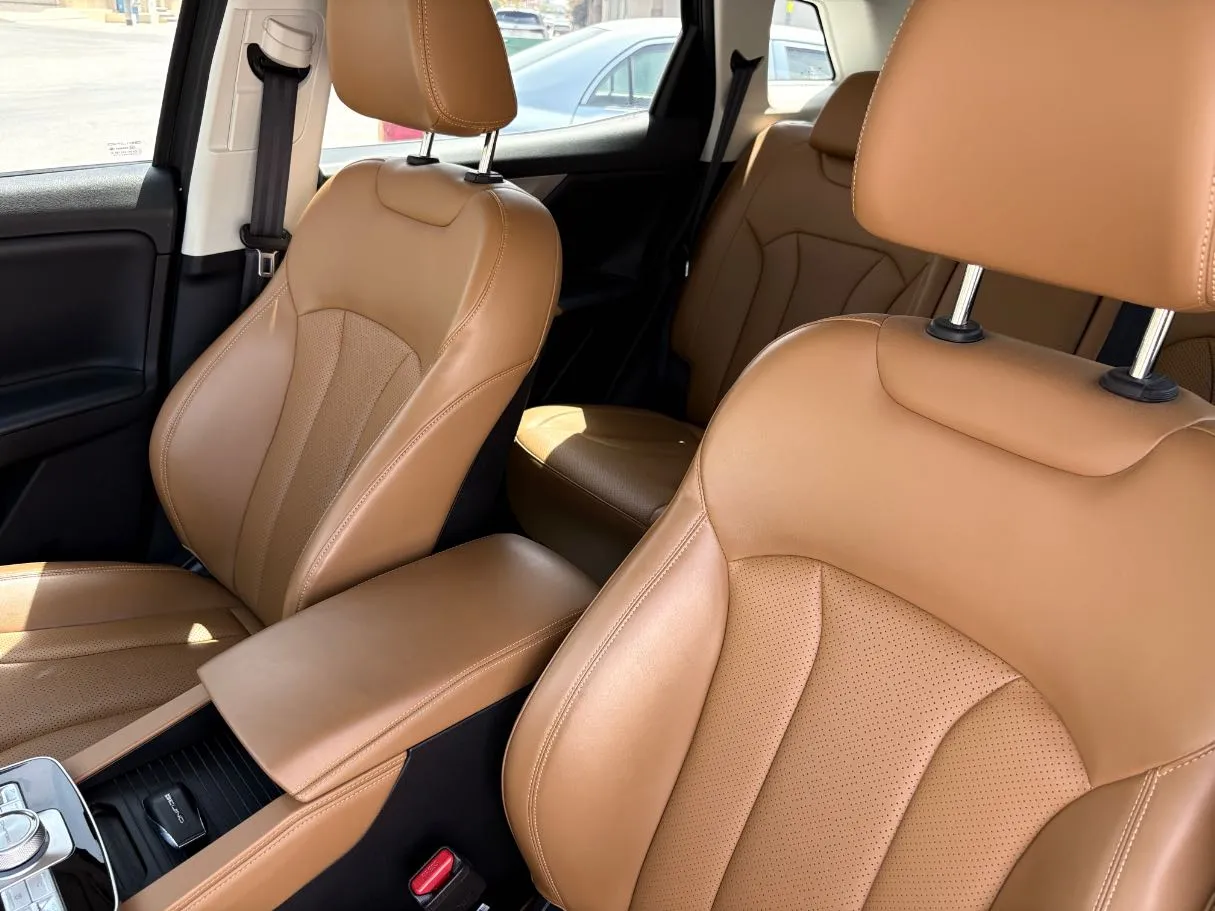 Car image 12