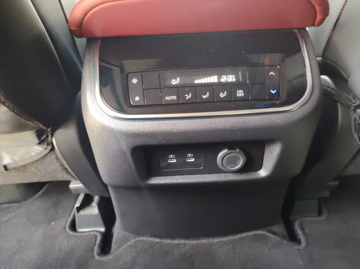 Car image 27