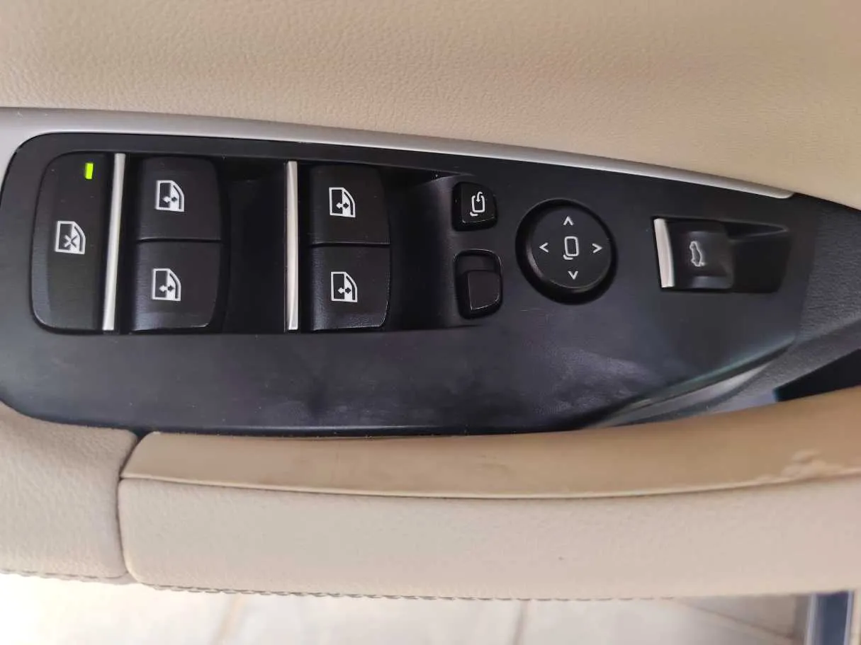 Car image 30