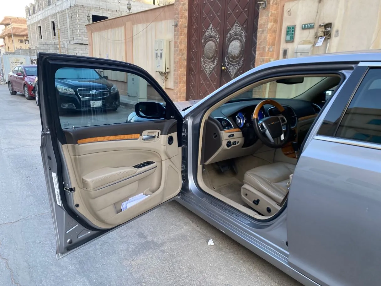 Car image 10