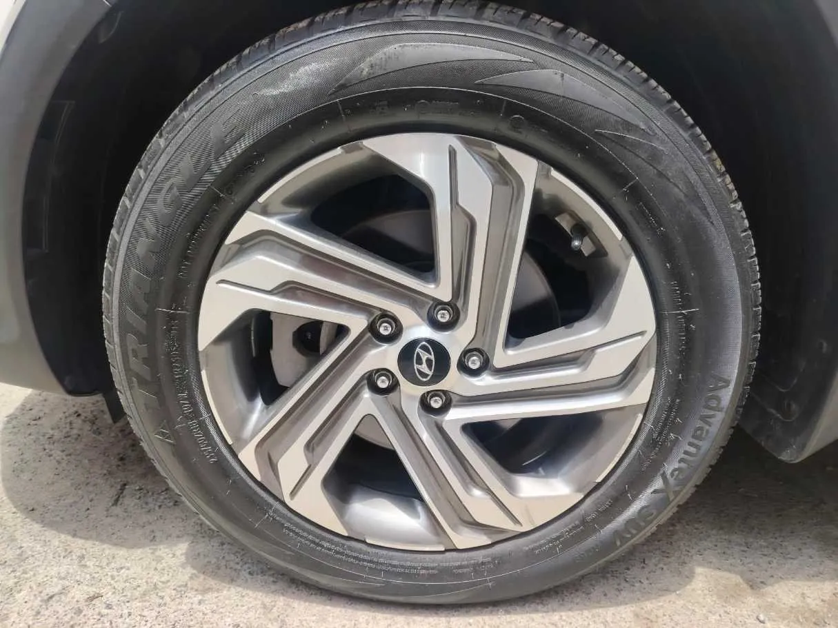 Car image 10