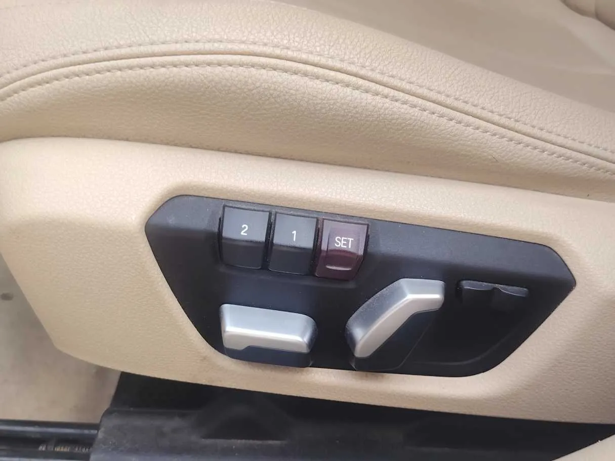 Car image 30