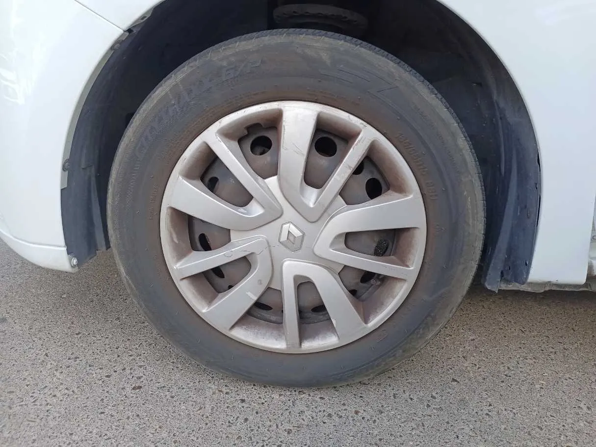 Car image 9