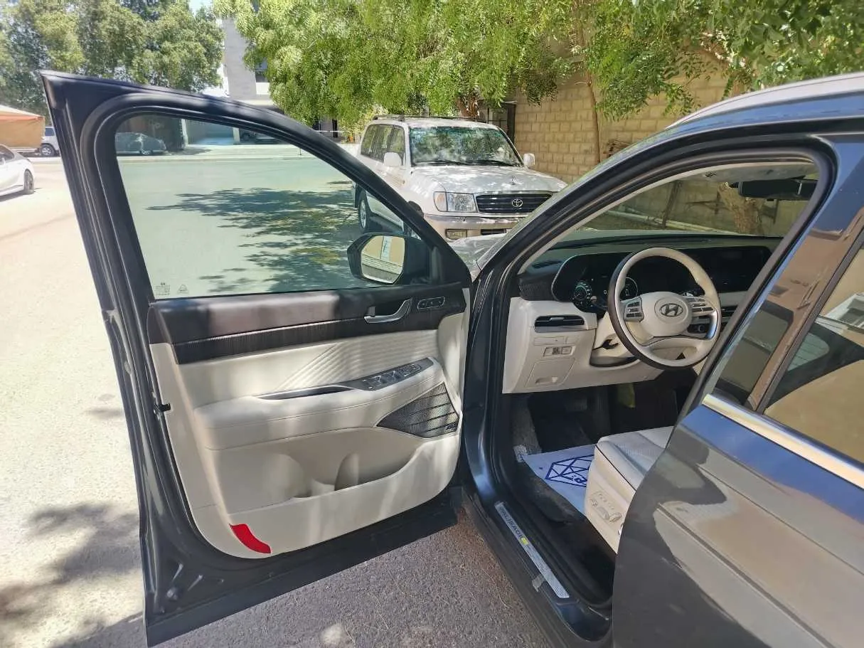 Car image 11