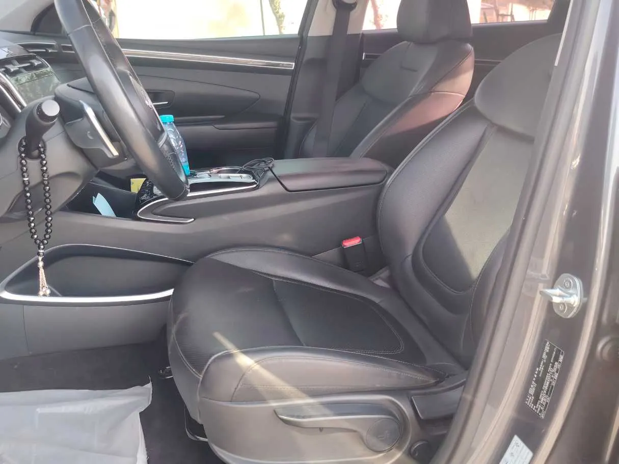 Car image 13