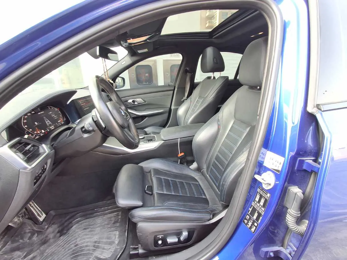 Car image 12