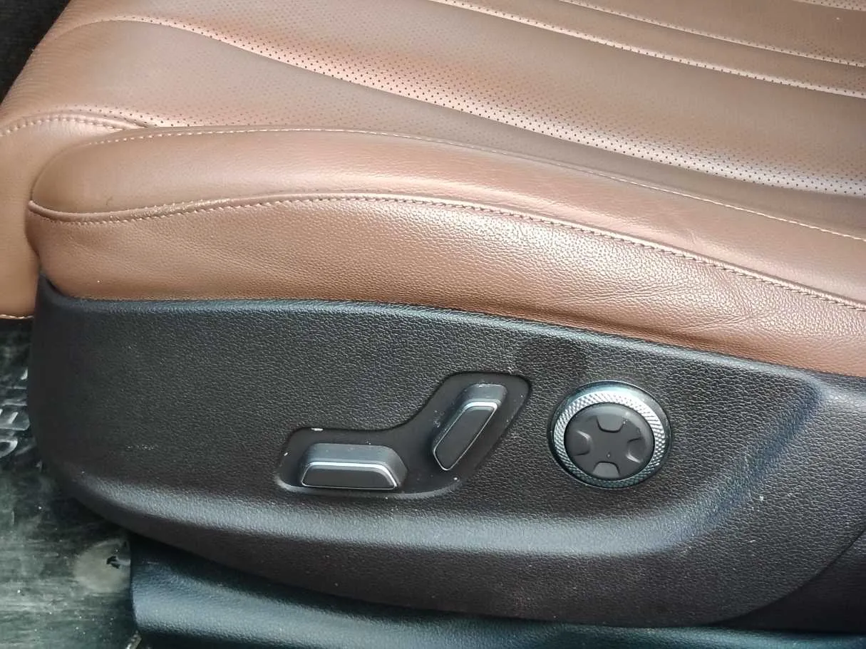 Car image 33