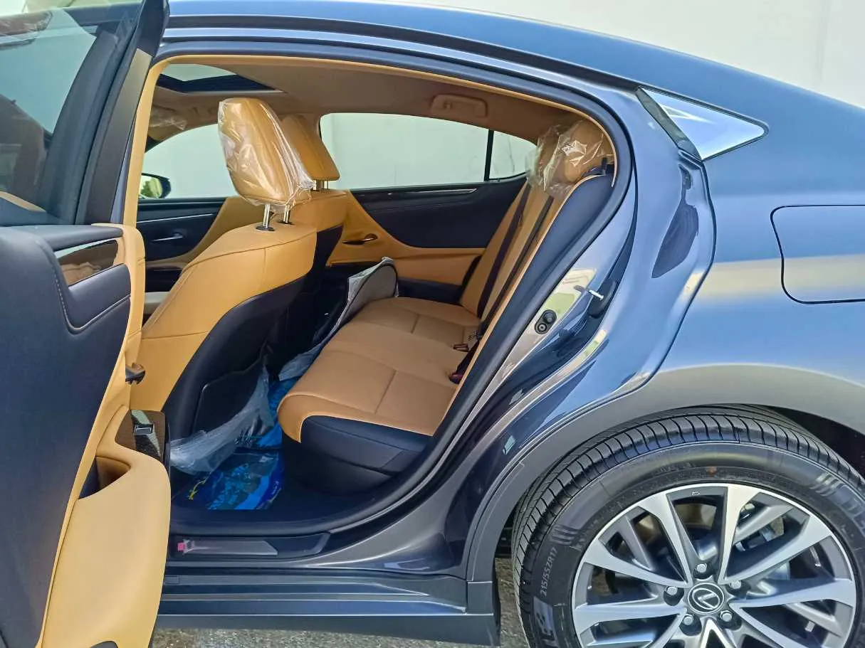 Car image 20