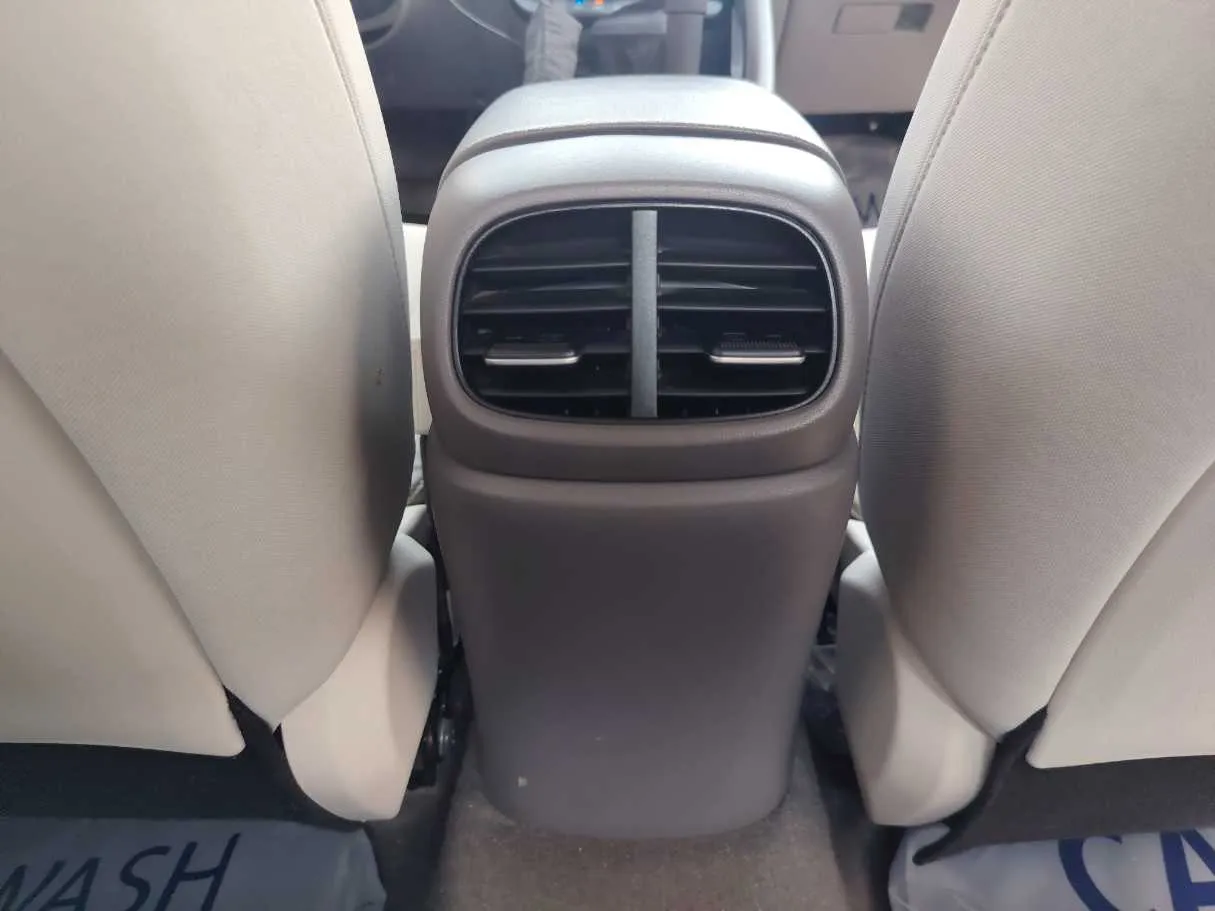 Car image 28
