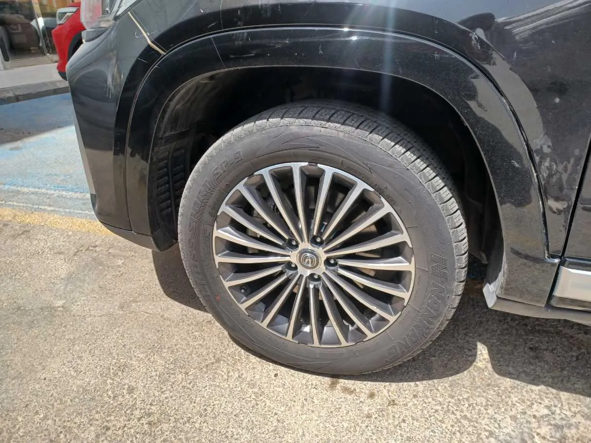 Car image 9