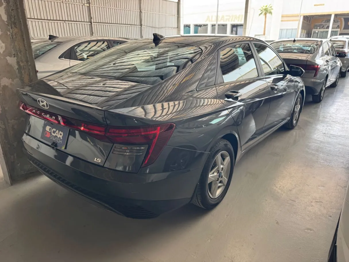 Car image 3
