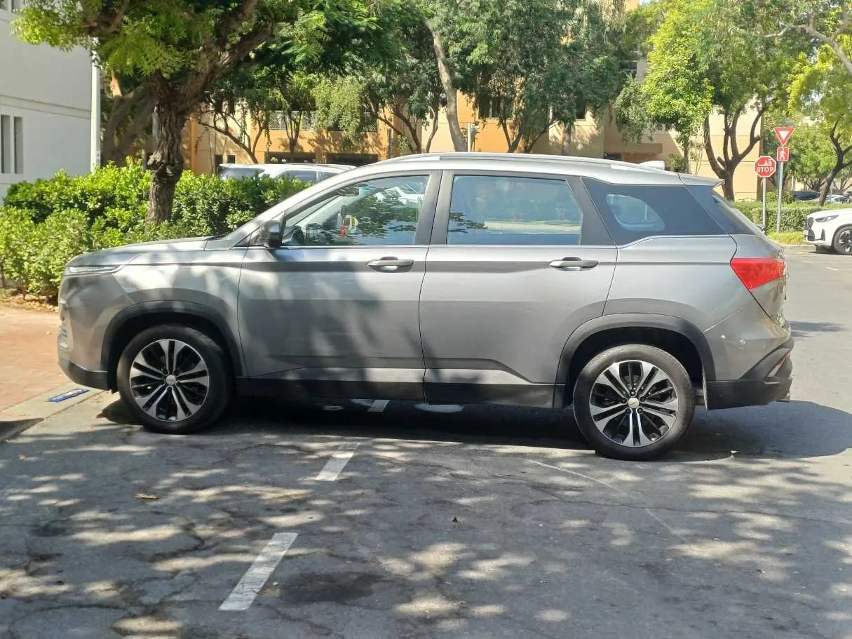 Car image 8