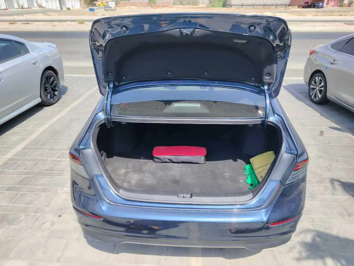 Car image 30