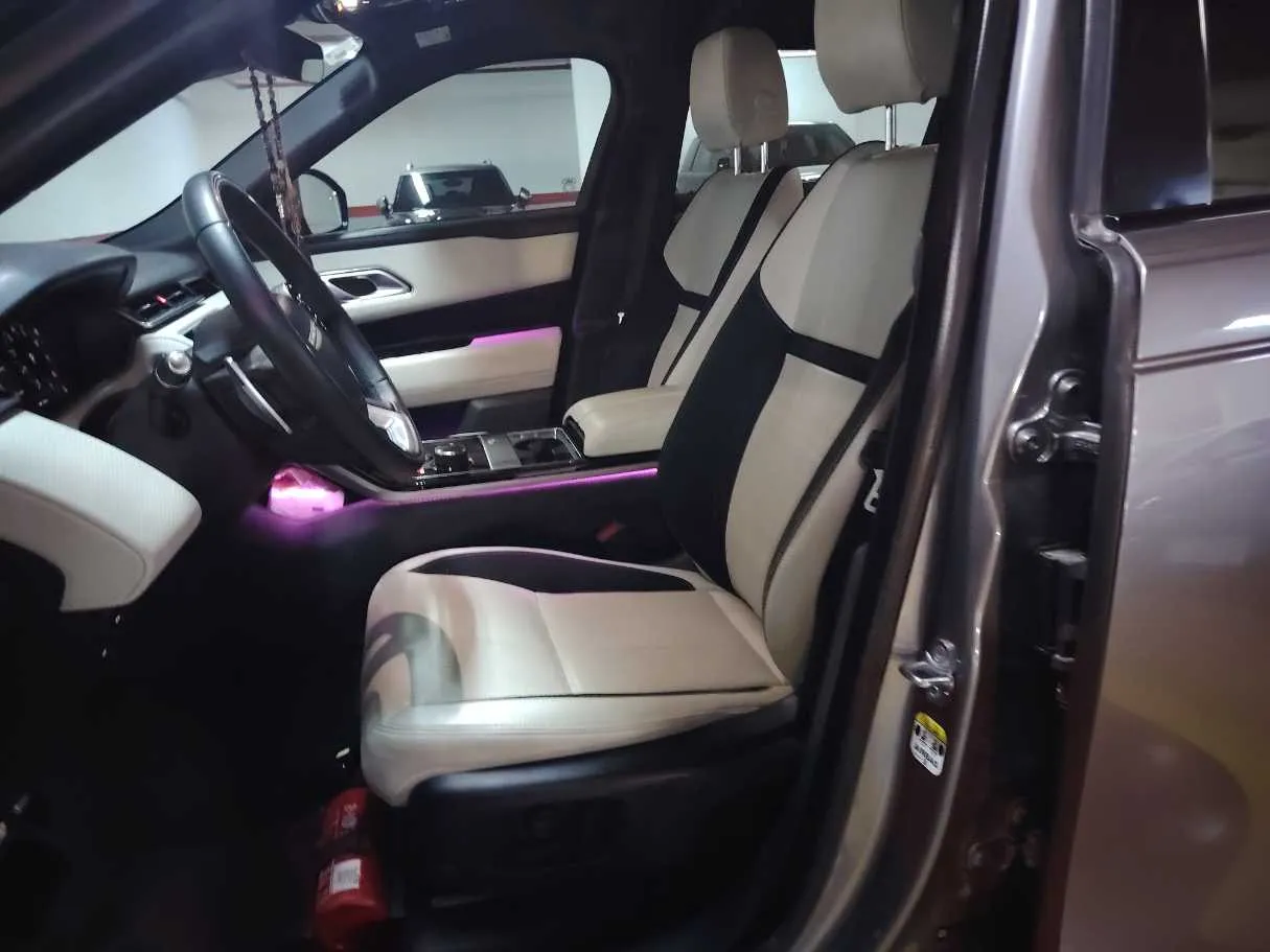 Car image 12