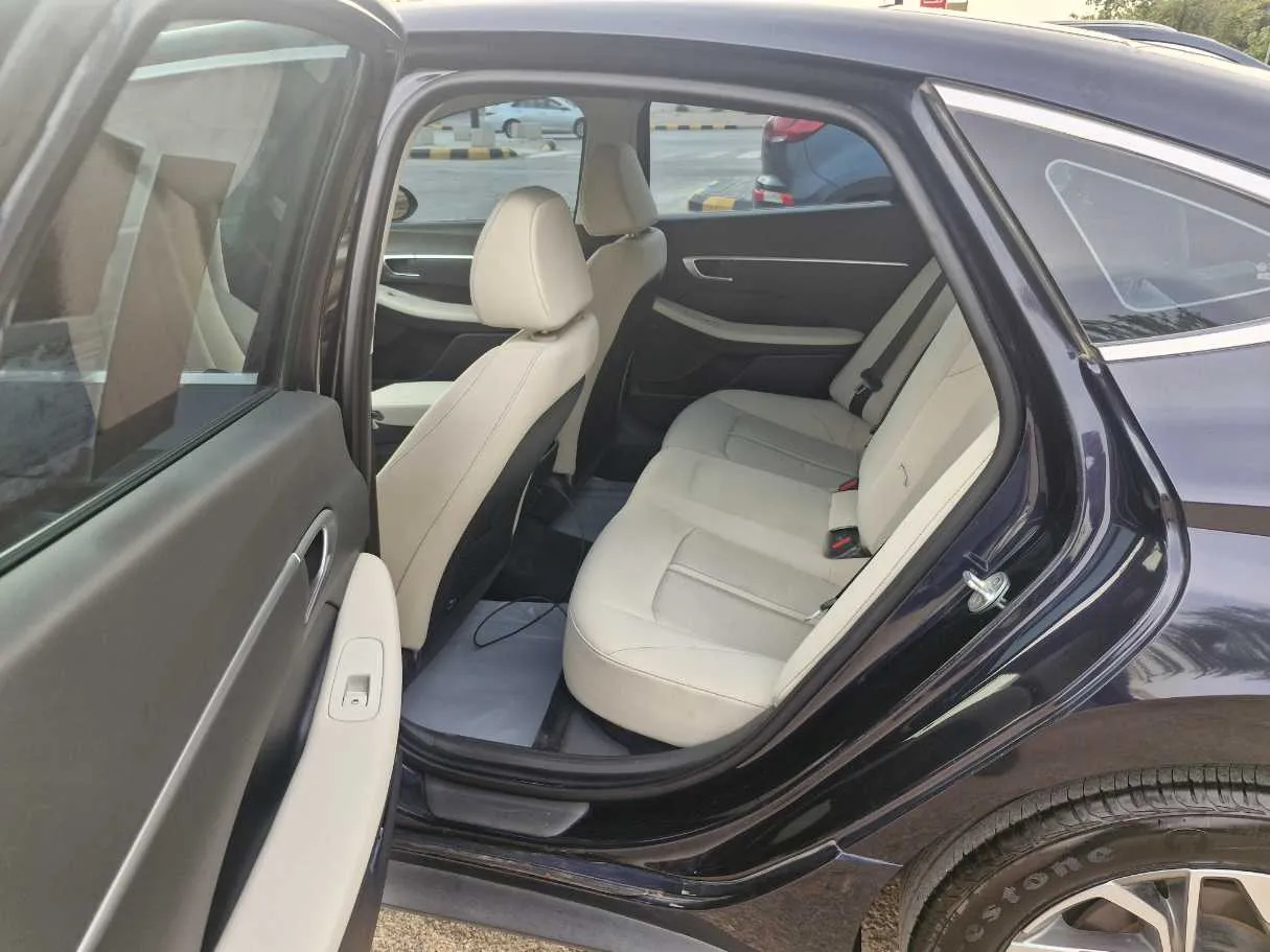 Car image 14