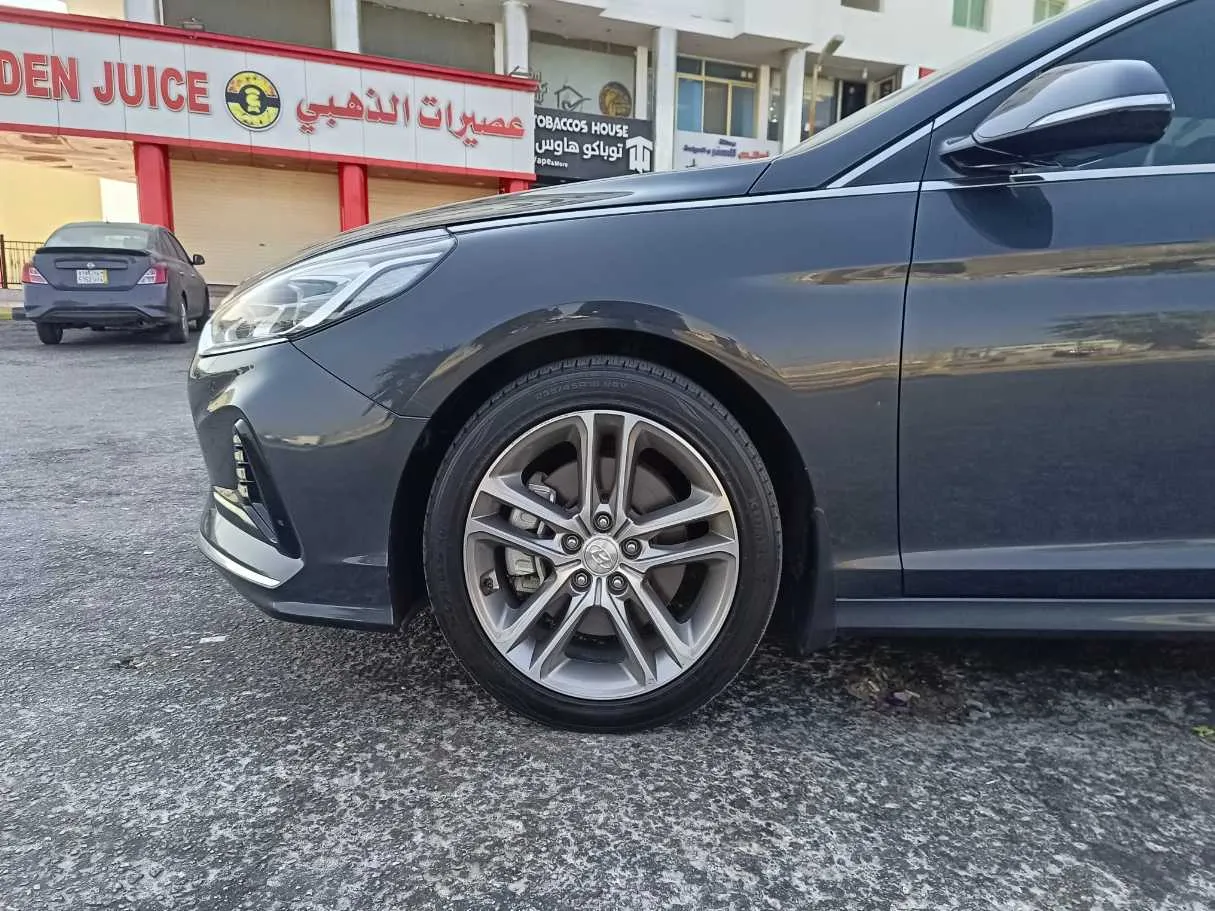 Car image 9