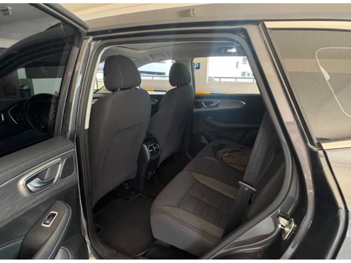 Car image 11