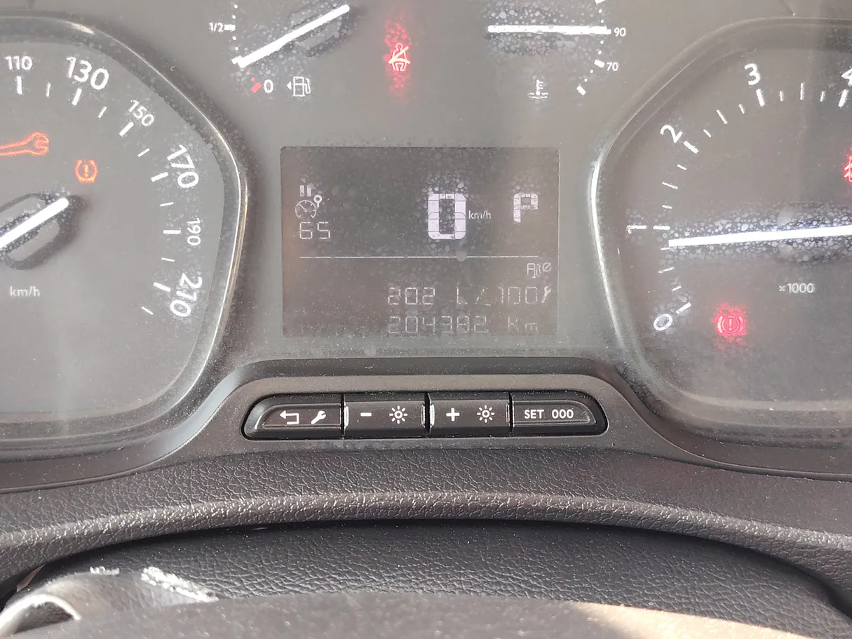 Car image 25