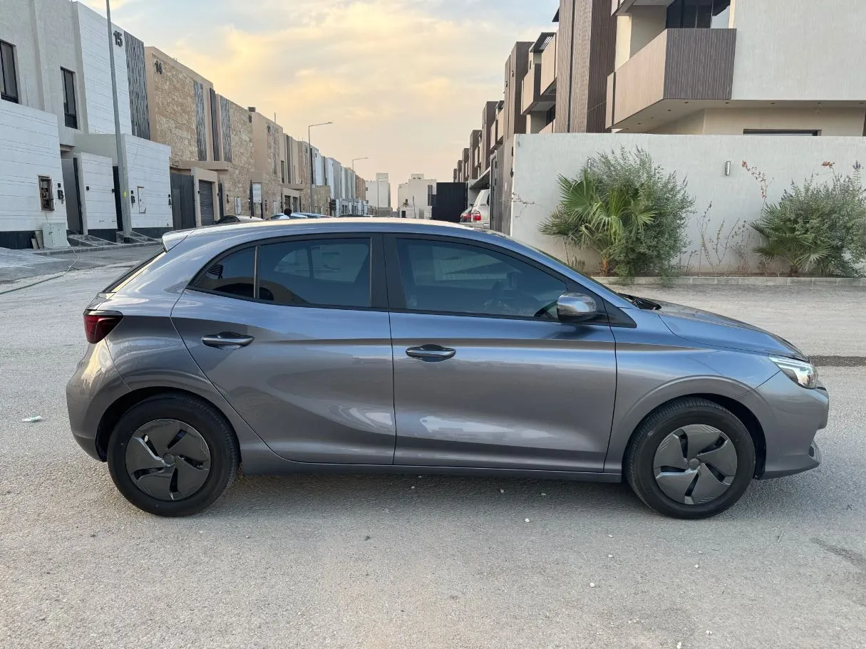 Car image 4
