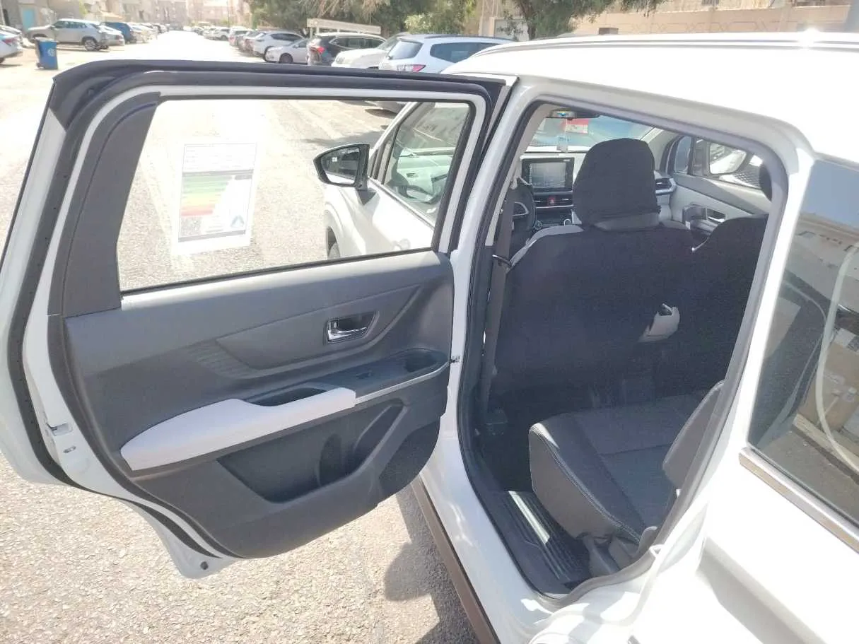 Car image 16
