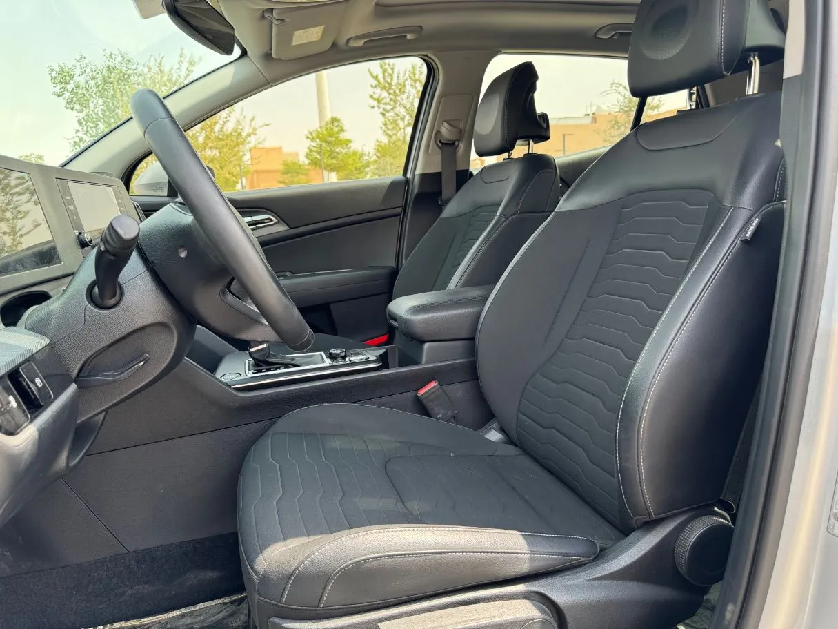 Car image 12