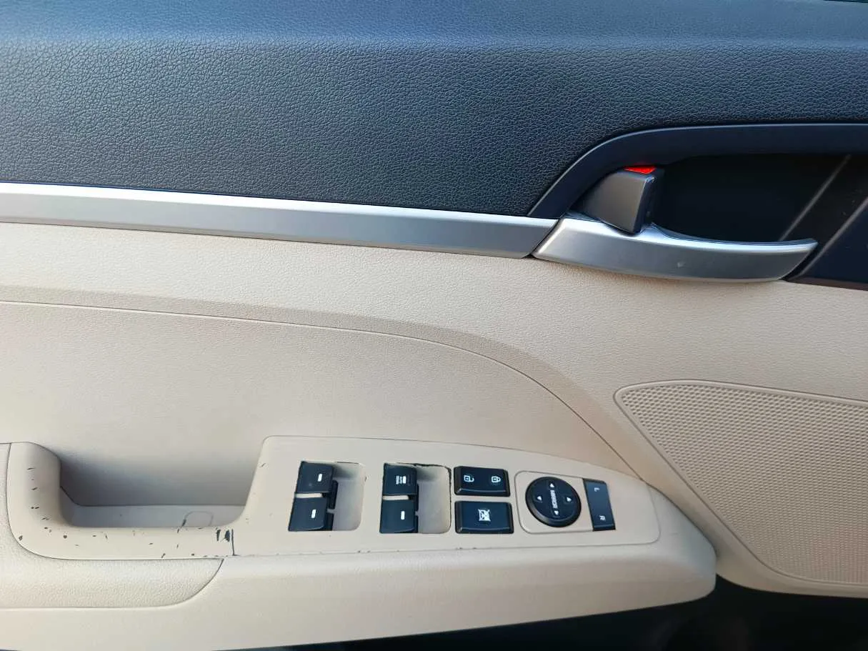 Car image 30